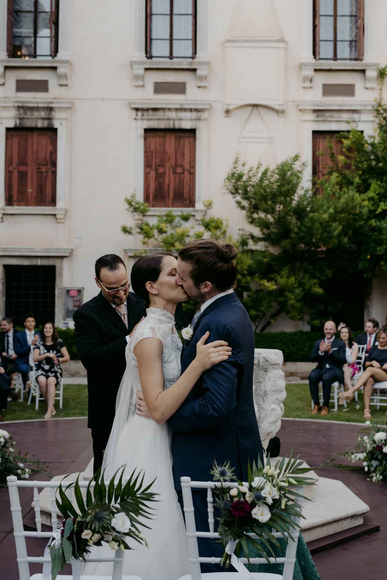 kiss wedding in venice